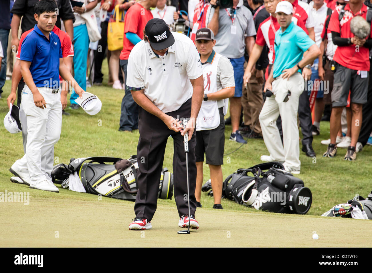 Kuala Lumpur, Malaysia. 15th October, 2017. USA Pat Perez putt in at the 18th green to win the PGA CIMB Classic 2017 in Kuala Lumpur, Malaysia. © Danny Chan/Alamy Live News. Stock Photo