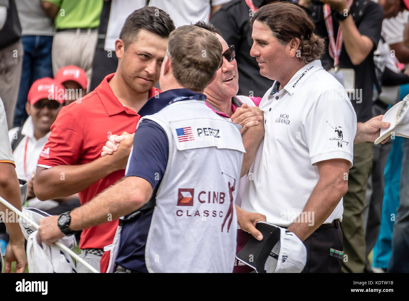 Kuala Lumpur, Malaysia. 15th October, 2017. USA Pat Perez wins the PGA CIMB Classic 2017 in Kuala Lumpur, Malaysia. Schauffele (in red t-shirt) congratulate both Perez and caddy for their fantastic win. © Danny Chan/Alamy Live News. Stock Photo