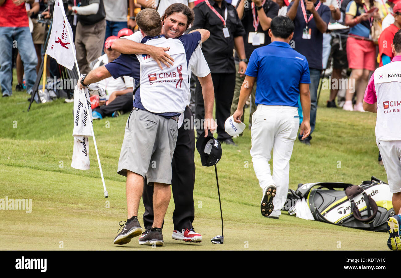 Kuala Lumpur, Malaysia. 15th October, 2017. USA Pat Perez hug his caddy at the 18th green after putting in to win the PGA CIMB Classic 2017 in Kuala Lumpur, Malaysia. © Danny Chan/Alamy Live News. Stock Photo