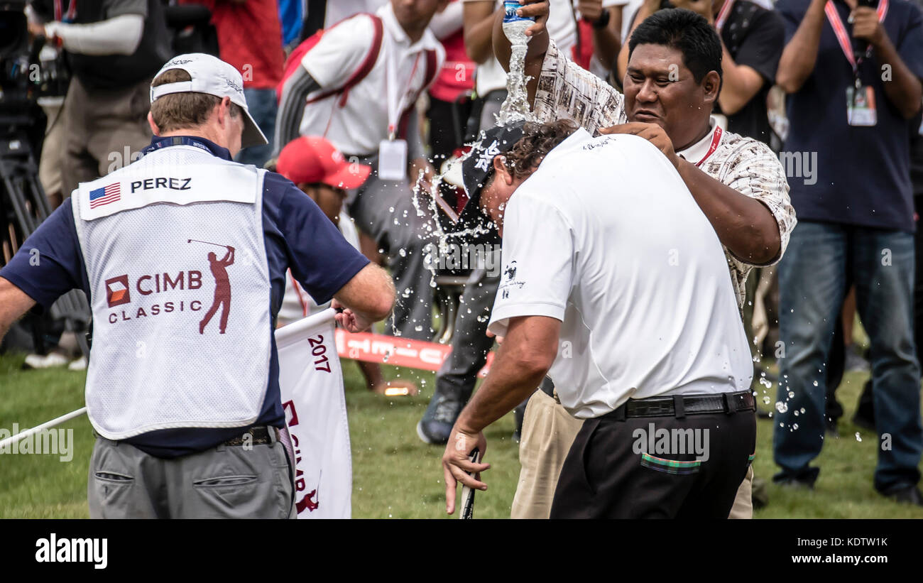 Kuala Lumpur, Malaysia. 15th October, 2017. USA Pat Perez wins the PGA CIMB Classic 2017 in Kuala Lumpur, Malaysia. Perez celebrates his win with a cold water shower on the 18th green. © Danny Chan/Alamy Live News. Stock Photo