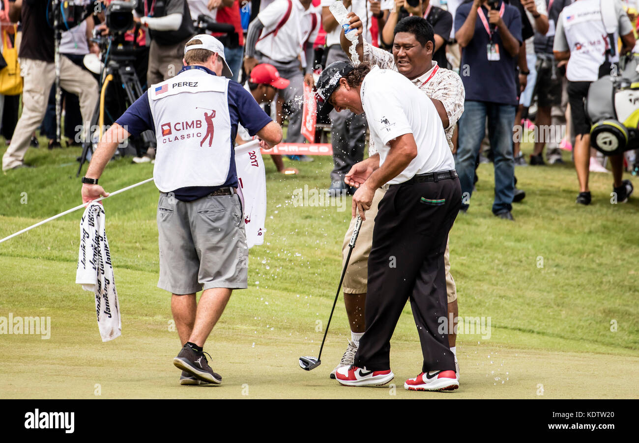 Kuala Lumpur, Malaysia. 15th October, 2017. USA Pat Perez wins the PGA CIMB Classic 2017 in Kuala Lumpur, Malaysia. Perez was surprised with cold water dump on him for his PGA Tour win on the 18th green. © Danny Chan/Alamy Live News. Stock Photo