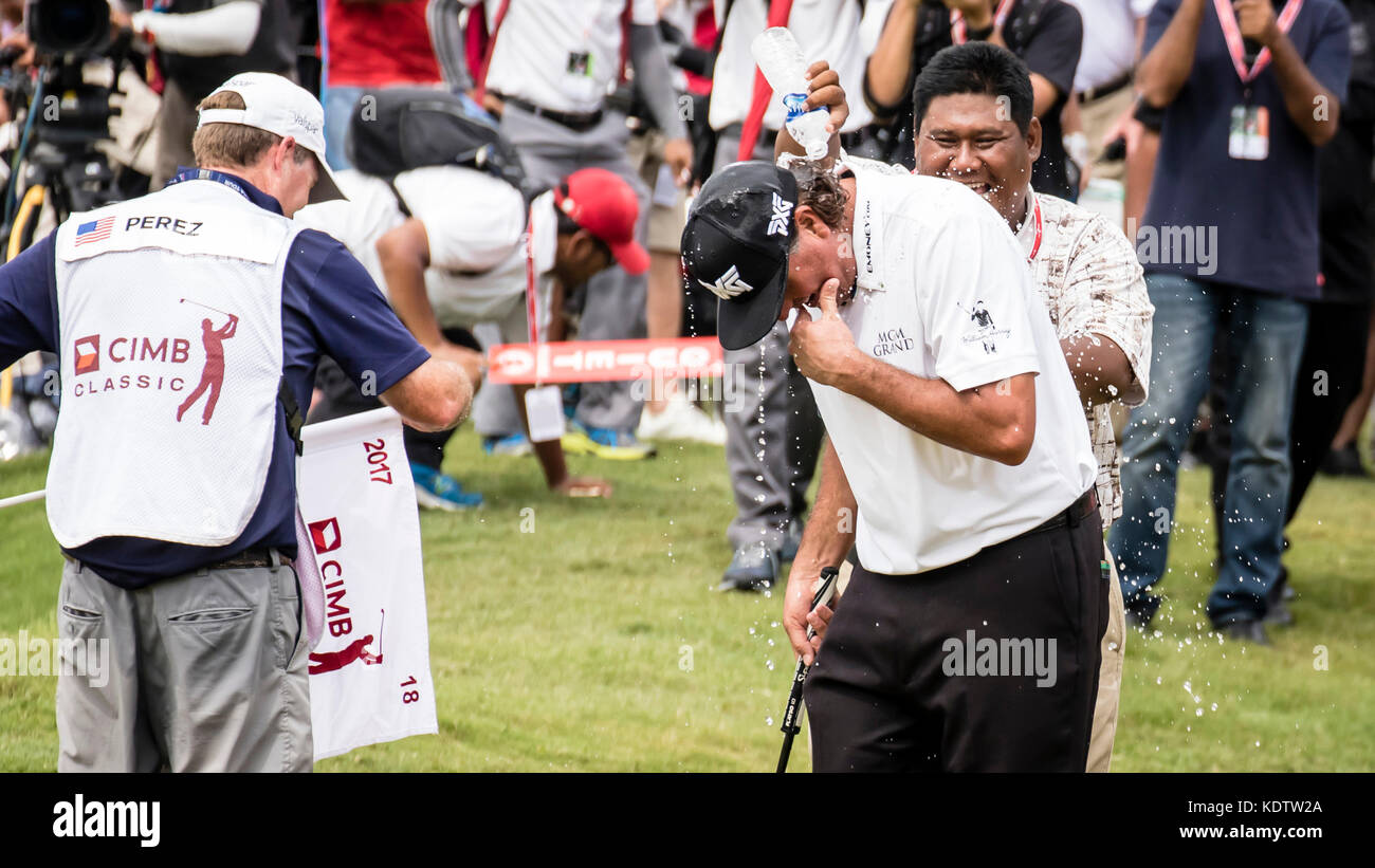 Kuala Lumpur, Malaysia. 15th October, 2017. USA Pat Perez wins the PGA CIMB Classic 2017 in Kuala Lumpur, Malaysia. Perez was surprised with cold water dump on him at the 18th green for his PGA Tour winning. © Danny Chan/Alamy Live News. Stock Photo