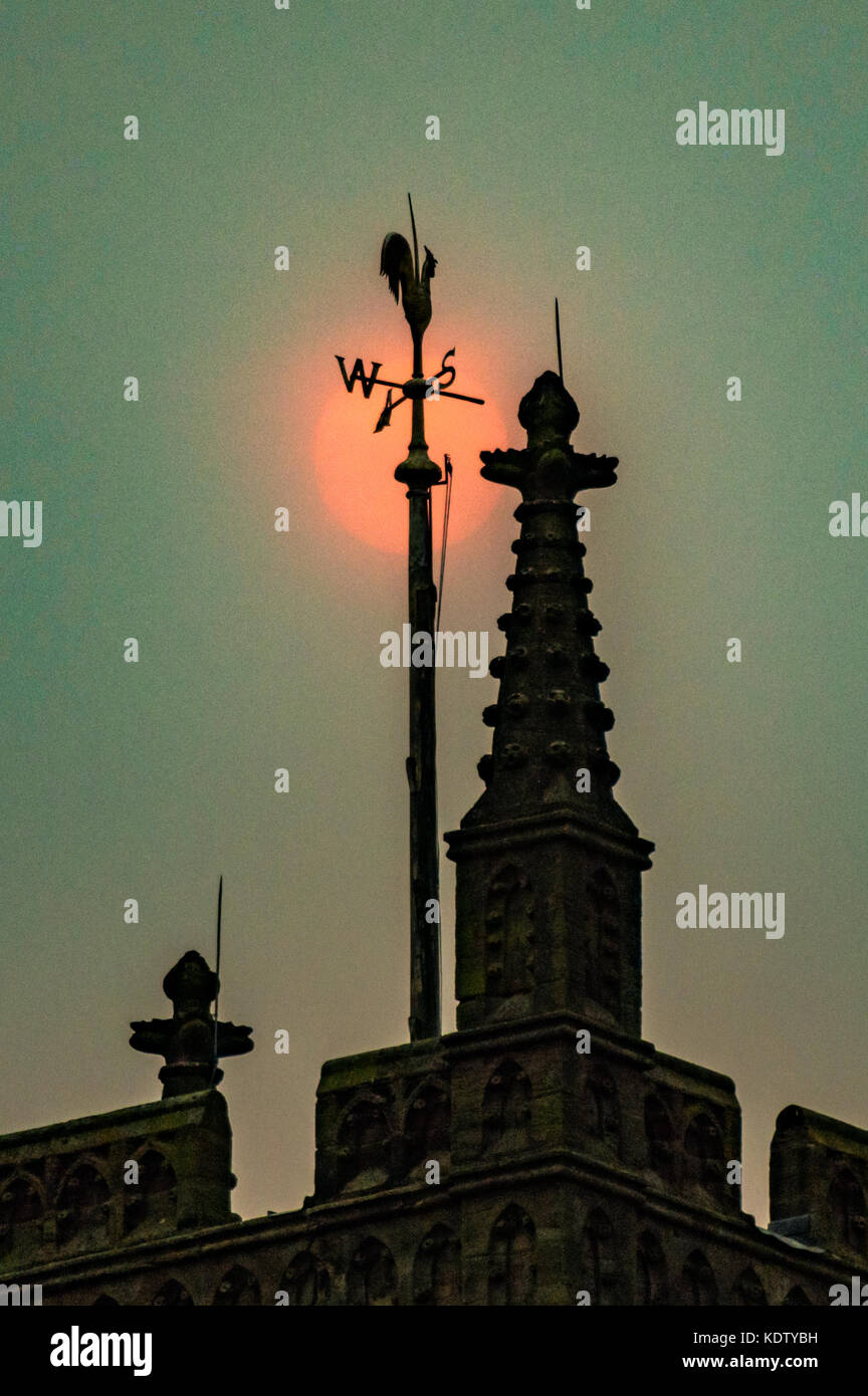 Leominster, UK. 16th Oct, 2017. UK Weather. The Sun looks pink behind