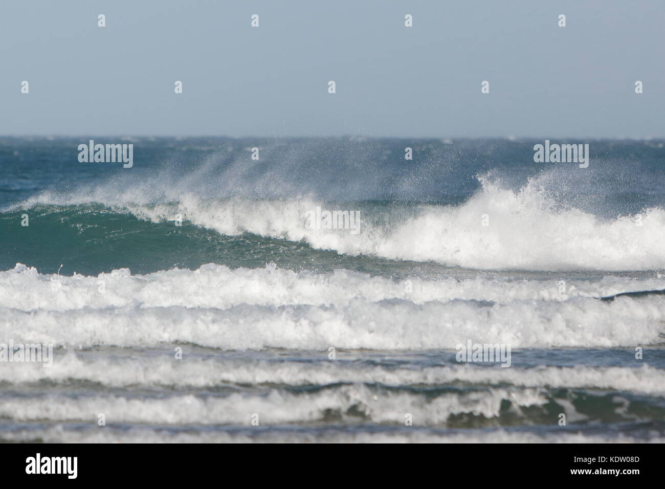 Newquay, UK. 16th Oct, 2017. UK Weather. Strong offshore winds from ex-Hurricane Ophelia blow back the high surf on the north coast of Cornwall on Fistral Beach. Credit: Nicholas Burningham/Alamy Live News Stock Photo