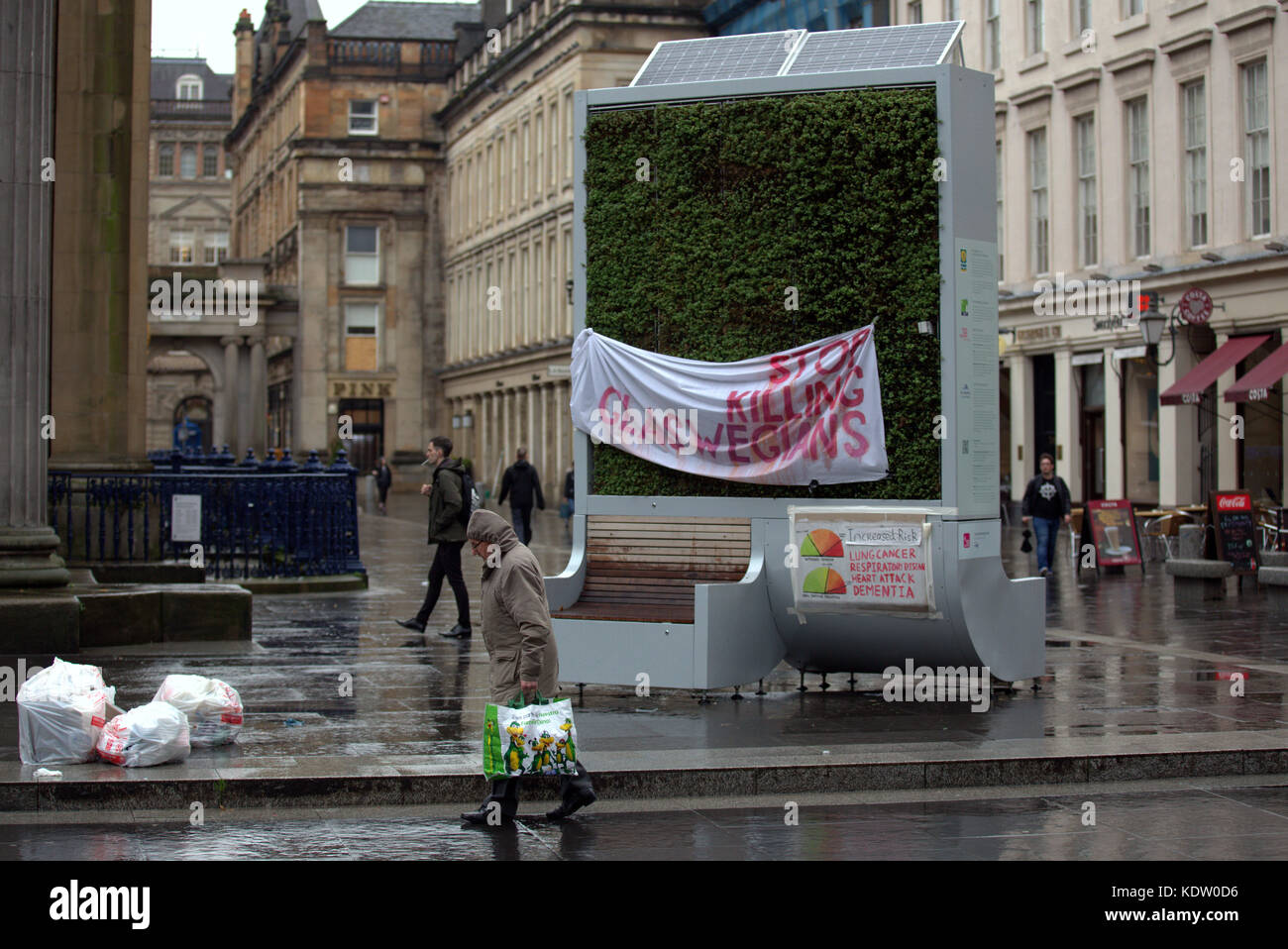 Glasgow, Scotland, UK.16th Oct, 2017.  The iconic cone head man duke of Wellington statue was defaced alongside the new citypark urban tree in a protest outside the gallery of modern art known as GOMA. The protest against traffic fumes and Glasgow s poor record of health and maintenance in these matters. The city holds records for both Hope street and the central station heilemans umbrella in nitrous oxide levels. Credit: gerard ferry/Alamy Live News Stock Photo