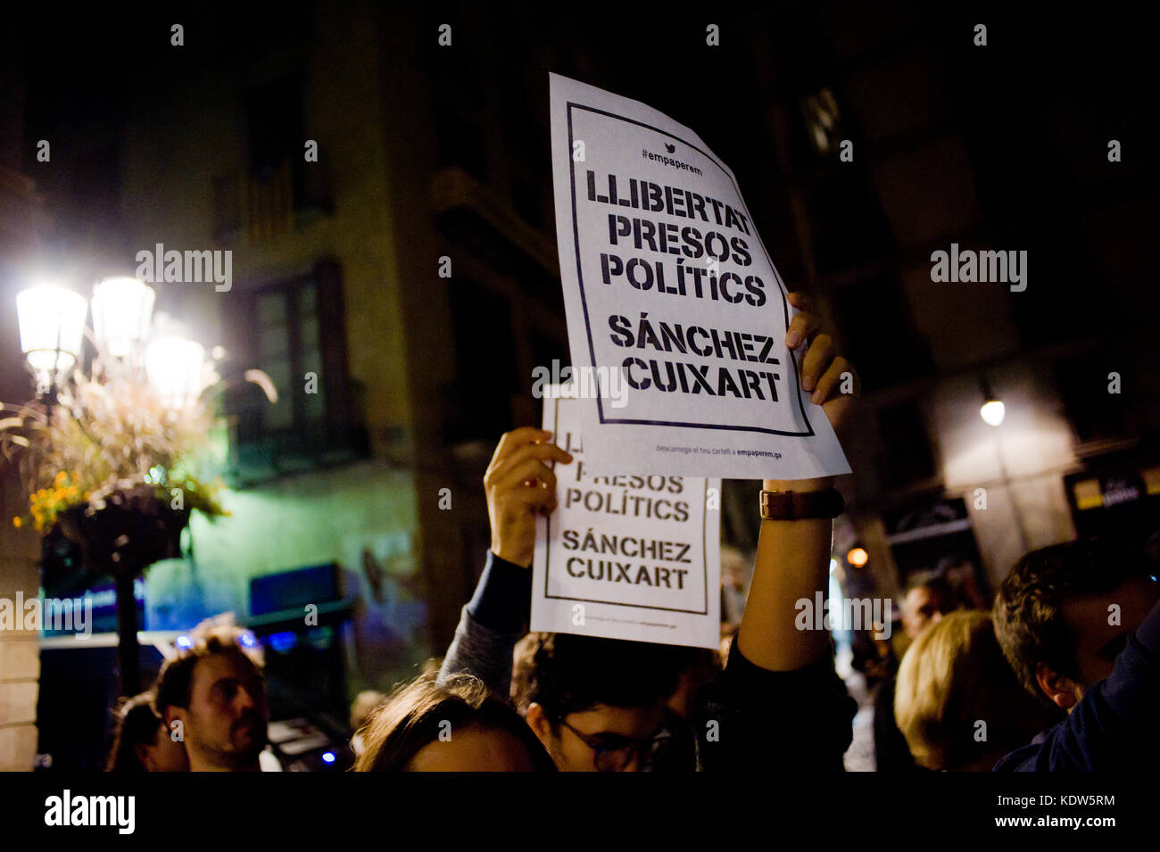 Barcelona, Spain. 16th Oct, 2017. In Barcelona people show posters reading 'freedom political prisoners Sanchez Cuixart' after Spain's High Court has remanded two leaders of a Catalan separatist organization on suspicion of sedition. The leader of the Catalan National Assembly (ANC), Jordi Sanchez, and Jordi Cuixart of the Omnium Cultural group were jailed on Monday after questioning. Credit: Jordi Boixareu/Alamy Live News Stock Photo