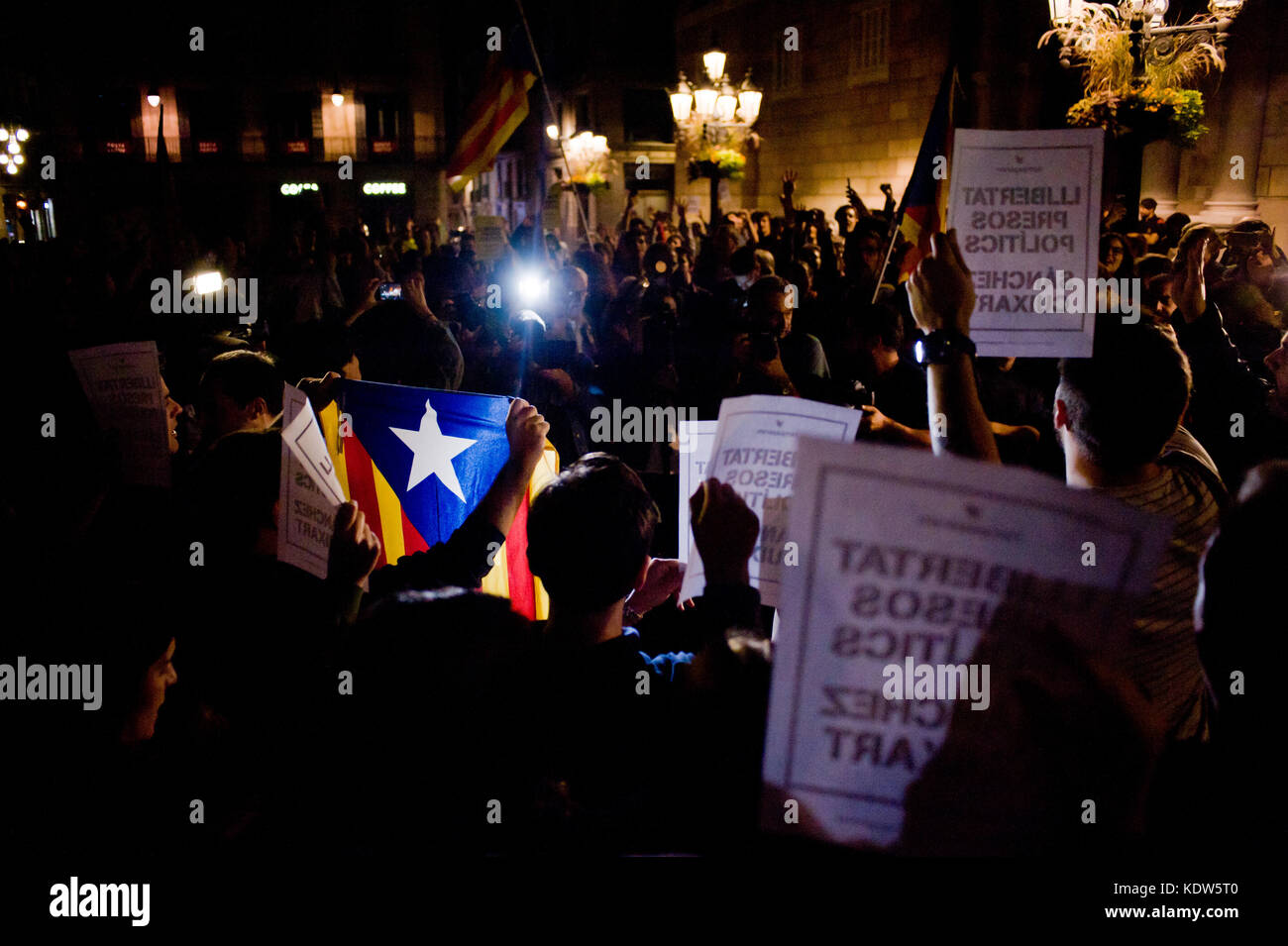 Barcelona, Spain. 16th Oct, 2017. In Barcelona people hold posters reading 'freedom political prisoners Sanchez Cuixart' after Spain's High Court has remanded two leaders of a Catalan separatist organization on suspicion of sedition. The leader of the Catalan National Assembly (ANC), Jordi Sanchez, and Jordi Cuixart of the Omnium Cultural group were jailed on Monday after questioning. Credit: Jordi Boixareu/Alamy Live News Stock Photo