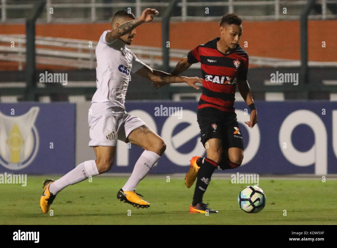 SÃO PAULO, SP - 16.10.2017: SANTOS X VIT'RIA - Alison and Neilton ...