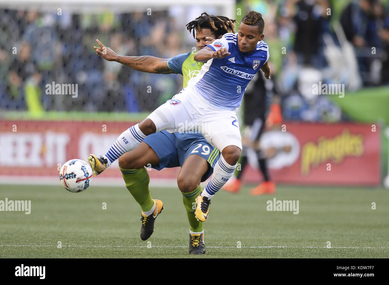 Seattle, Washington, USA. 15th Oct, 2017. Sounders defender ROMAN TORRES (29) challenges Dallas midfielder MICHAEL BARRIOS (21) as FC Dallas visits the Seattle Sounders for an MLS match at Century Link Field in Seattle, WA. Credit: Jeff Halstead/ZUMA Wire/Alamy Live News Stock Photo
