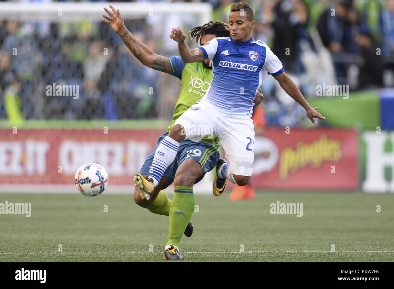 Seattle, Washington, USA. 15th Oct, 2017. Sounders defender ROMAN TORRES (29) challenges Dallas midfielder MICHAEL BARRIOS (21) as FC Dallas visits the Seattle Sounders for an MLS match at Century Link Field in Seattle, WA. Credit: Jeff Halstead/ZUMA Wire/Alamy Live News Stock Photo