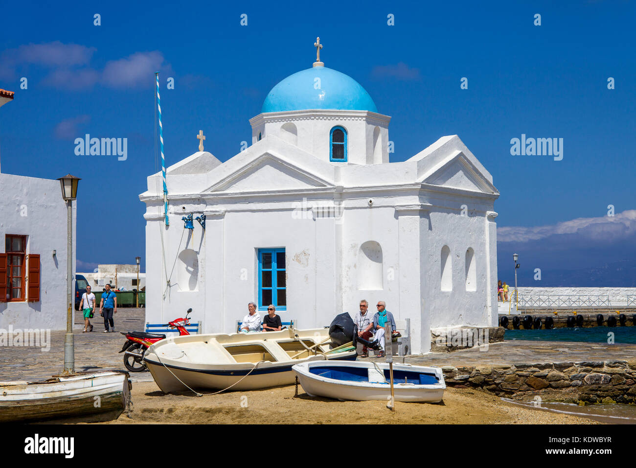 Kleine orthodoxe Kapelle am Strand von Mykonos-Stadt, Mykonos, Kykladen, Aegaeis, Griechenland, Mittelmeer, Europa | Small orthodox chapel at the beac Stock Photo