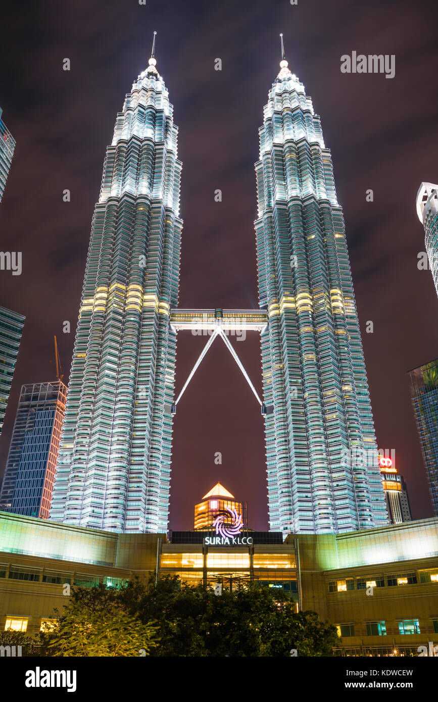 Kuala Lumpur Malaysia January 7 The Petronas Twin Towers At Night Stock Photo Alamy