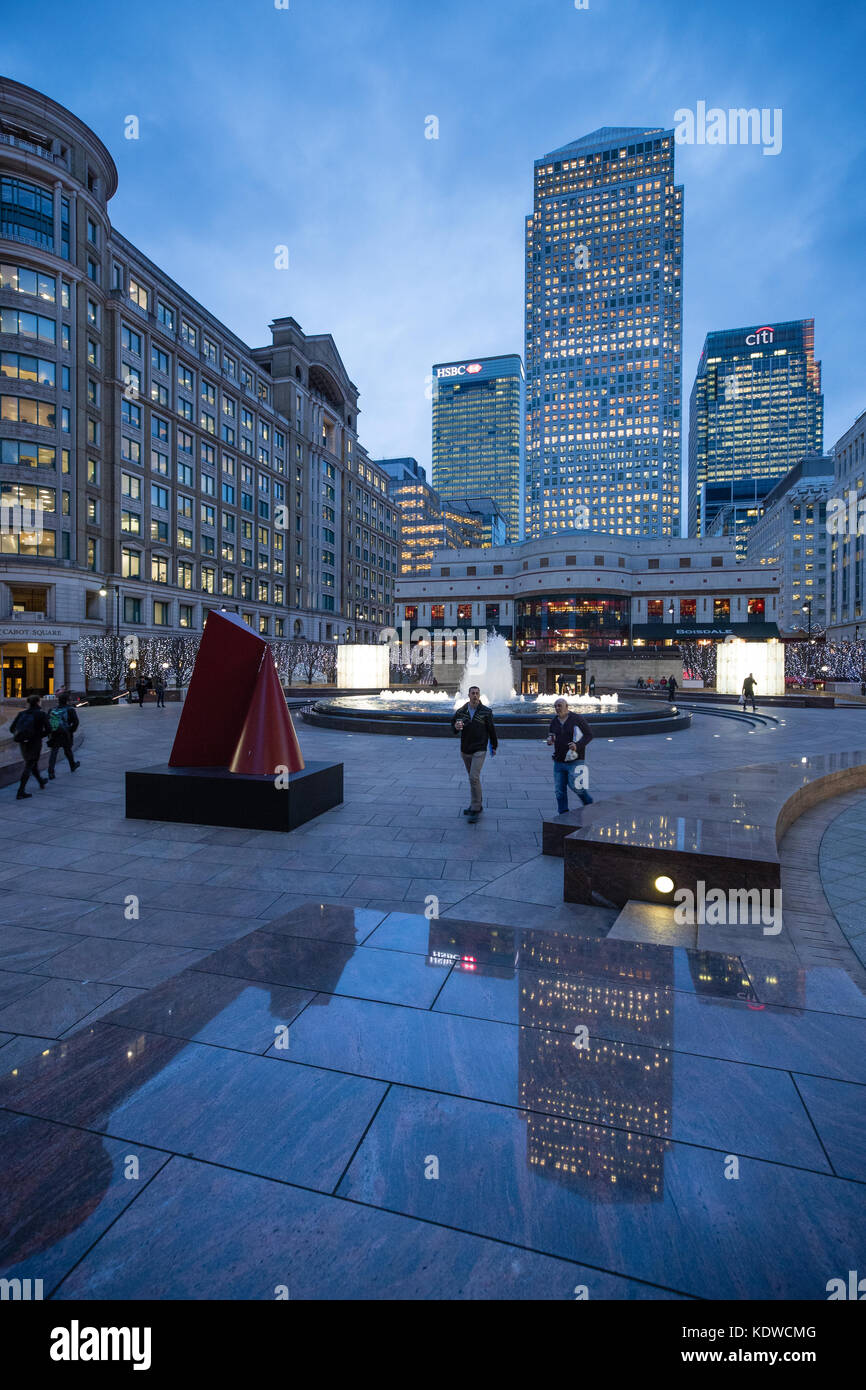 The evening commute home; Cabot Square, Canary Wharf, London, England, UK Stock Photo