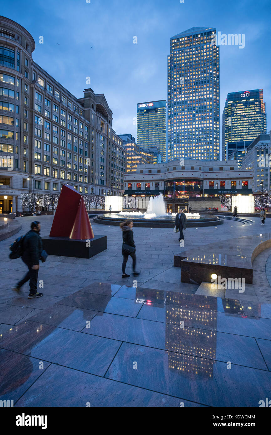 The evening commute home; Cabot Square, Canary Wharf, London, England, UK Stock Photo