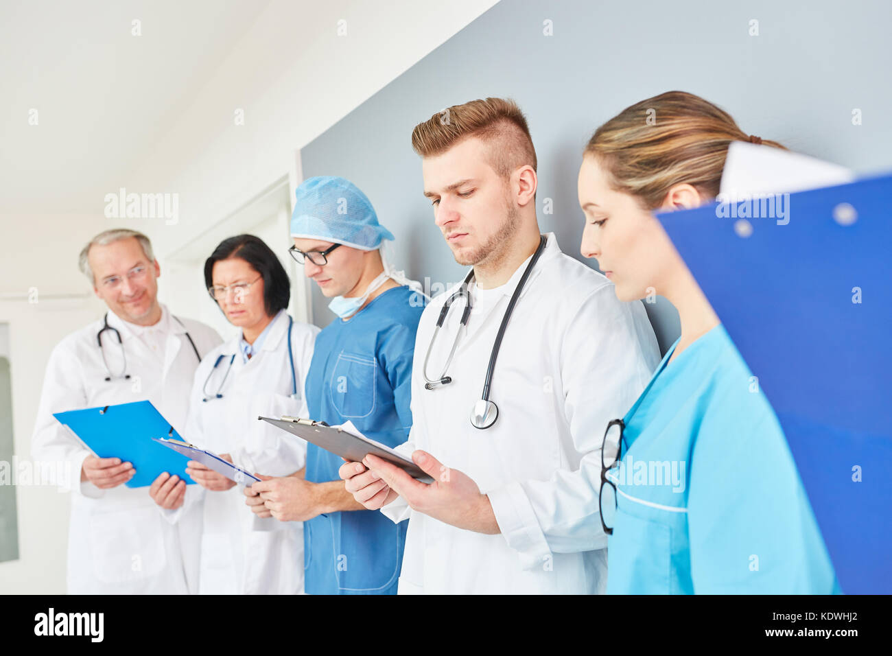 Team of doctors in apprenticeship at clinic Stock Photo - Alamy