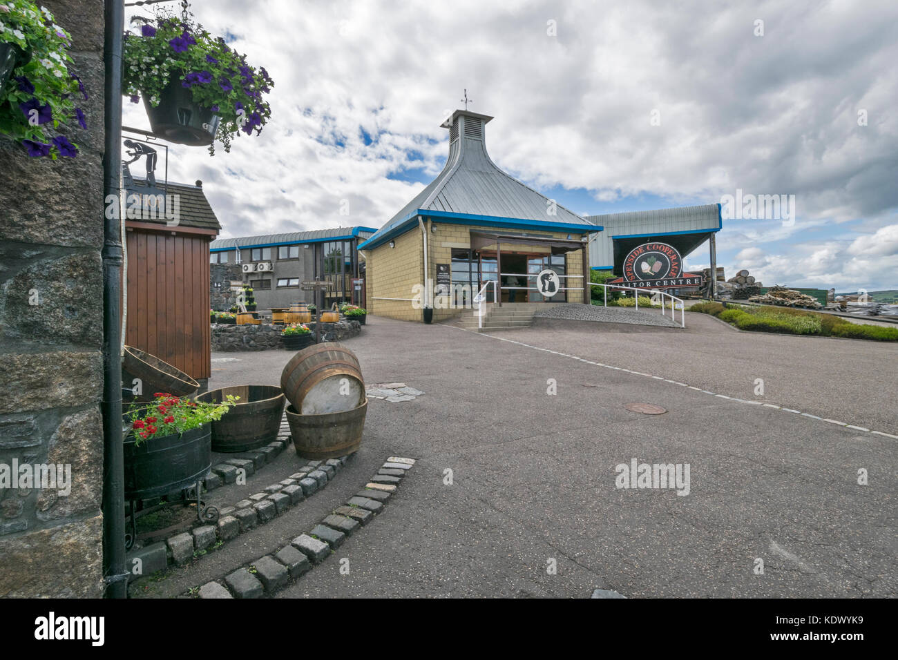 SPEYSIDE COOPERAGE DUFFTOWN SCOTLAND  ENTRANCE TO THE VISITOR CENTRE WITH WHISKY BARRELS AND FLOWER BASKETS Stock Photo