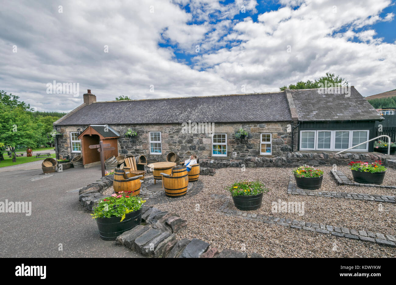SPEYSIDE COOPERAGE DUFFTOWN SCOTLAND  THE OUTSIDE OF THE SHOP WITH WHISKY BARRELS AND SITTING AREA Stock Photo