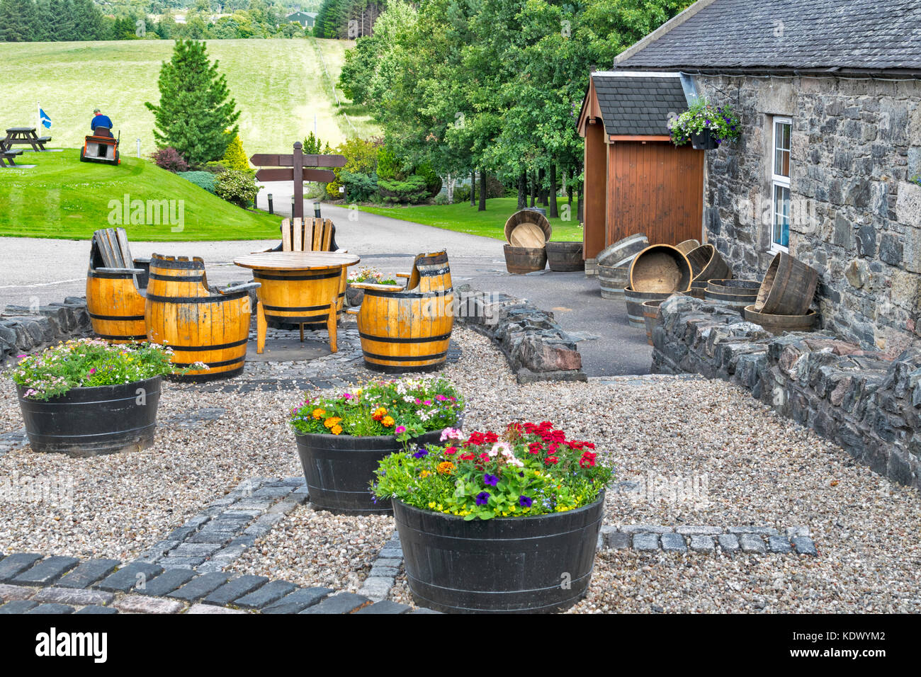 SPEYSIDE COOPERAGE DUFFTOWN SCOTLAND  THE OUTSIDE OF THE SHOP WITH WHISKY BARRELS FLOWERS AND SITTING AREA Stock Photo