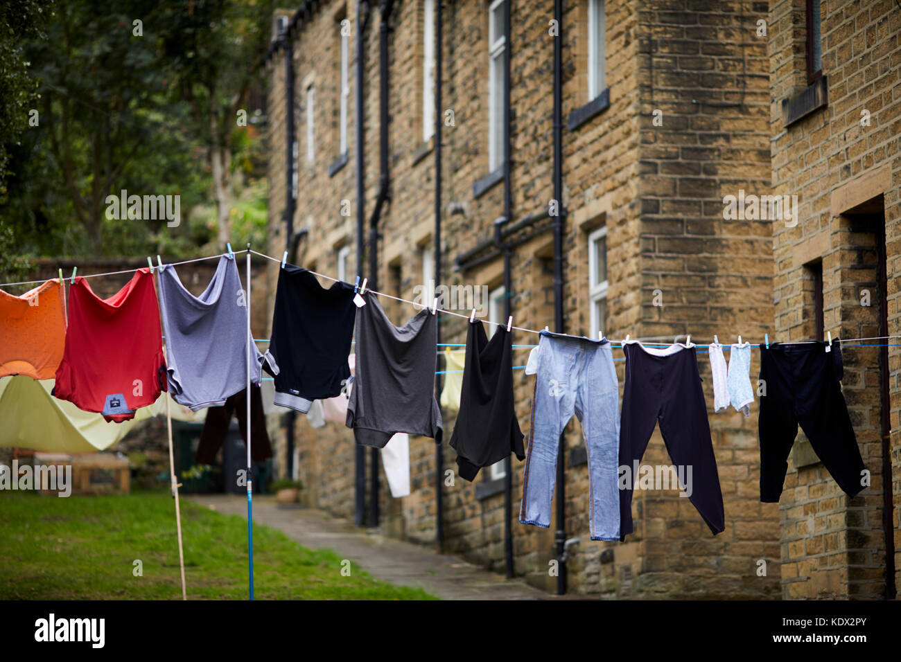 Pennines village, Haworth in West Yorkshire, England. laundry washing line near Oak Street Stock Photo