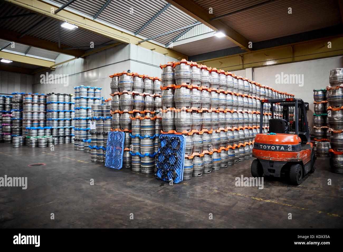 Robinsons Brewery in Stockport brew the first production of LionHeart for Brookfield Brewery Pictured the bottling plant Stock Photo