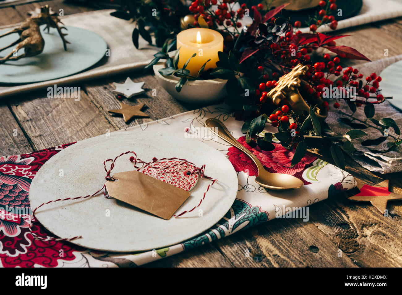 Christmas place setting, name card and rustic Christmas table with ... Christmas place setting, name card and rustic Christmas table with ...