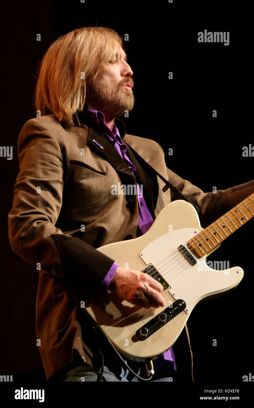 Tom Perry Tom petty concert stage hi-res stock photography and images - Alamy