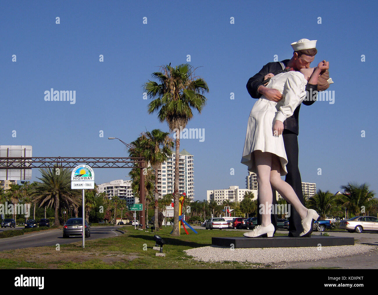 “Unconditional Surrender” is a painted aluiminum sculpture by J. Seward Johnson that is modeled after a famous photograph of a U.S. Navy sailor kissing a nurse in New York City’s Times Square during the VJ Day parade on August 14, 1945, which celebrated the surrender of Japan and the end of  World War II. The 25-foot-tall statue is on permanent display in Bayfront Park in Sarasota, Florida, USA. Stock Photo