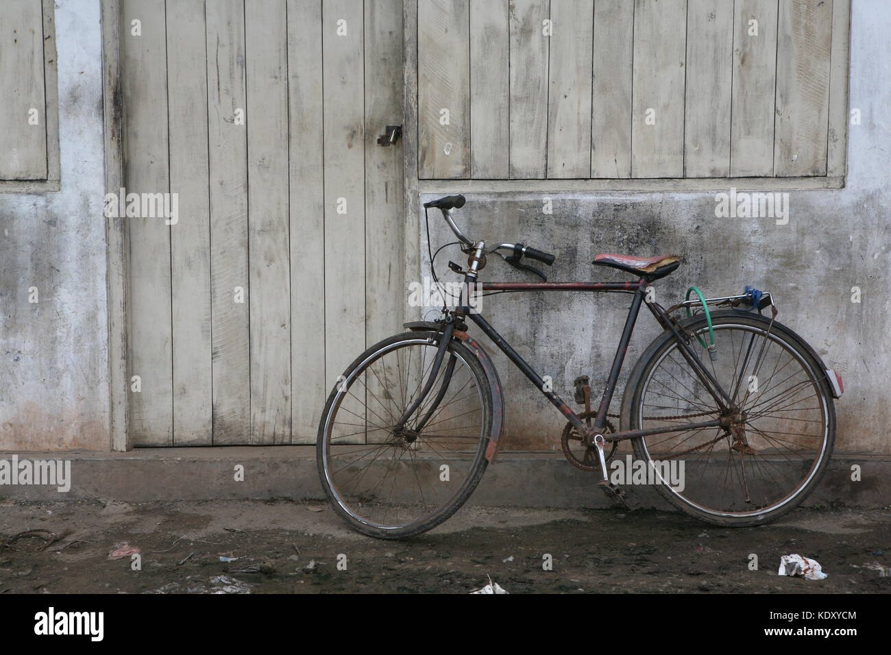 altes fahrrad an einer hauswand -  hauseingang angelehnt - old bicycle on a house wall -  house entrance Stock Photo