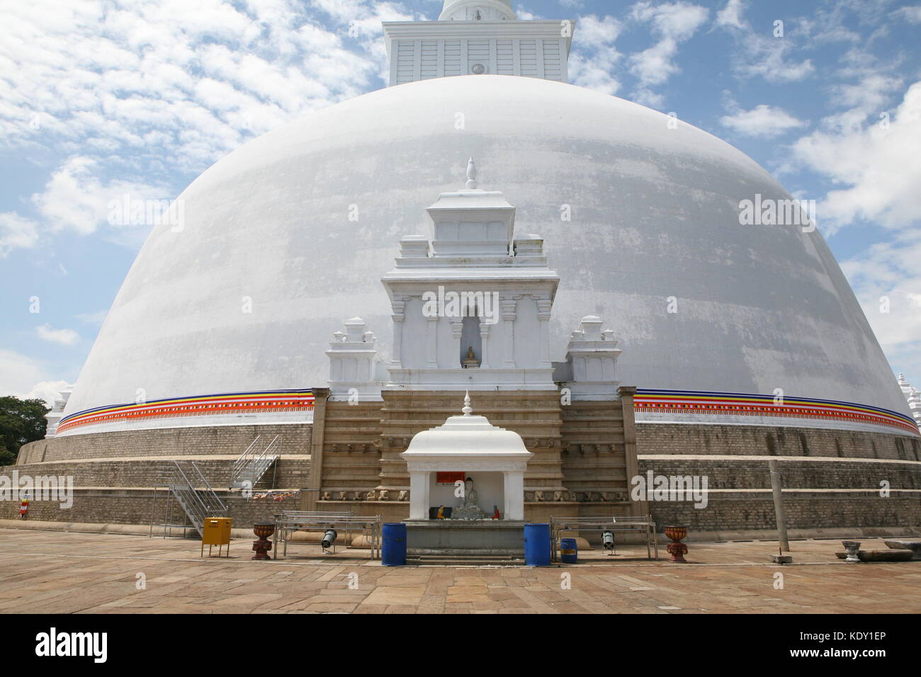 White sacred stupa Ruwanmalisaya dagoba in Anuradhapura, Sri Lanka Stock Photo