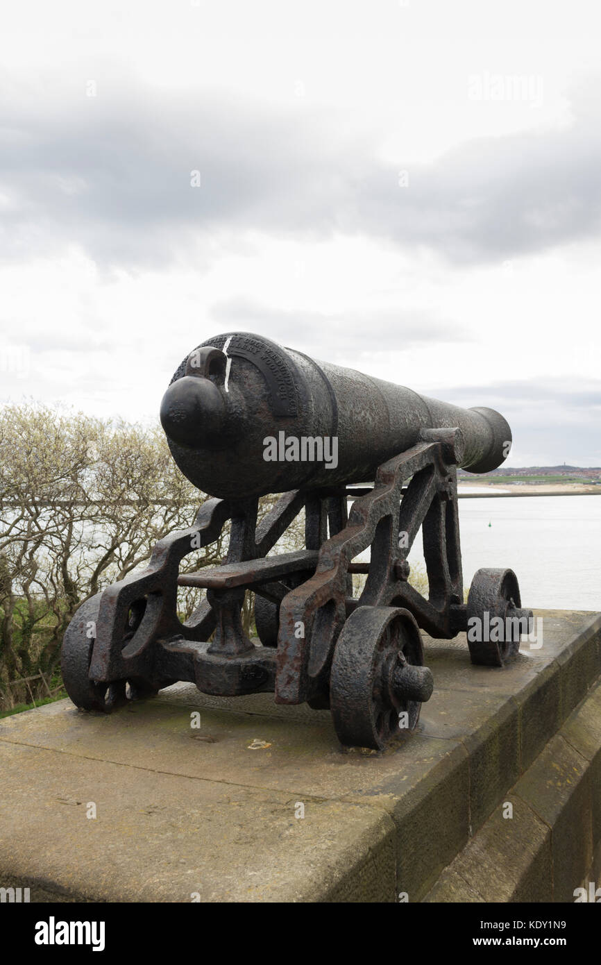 One of four cannons from the ship 'Royal Sovereign' at the memorial statue of Admiral Lord Collingwood at Tynemouth, overlooking the Tyne estuary. Stock Photo