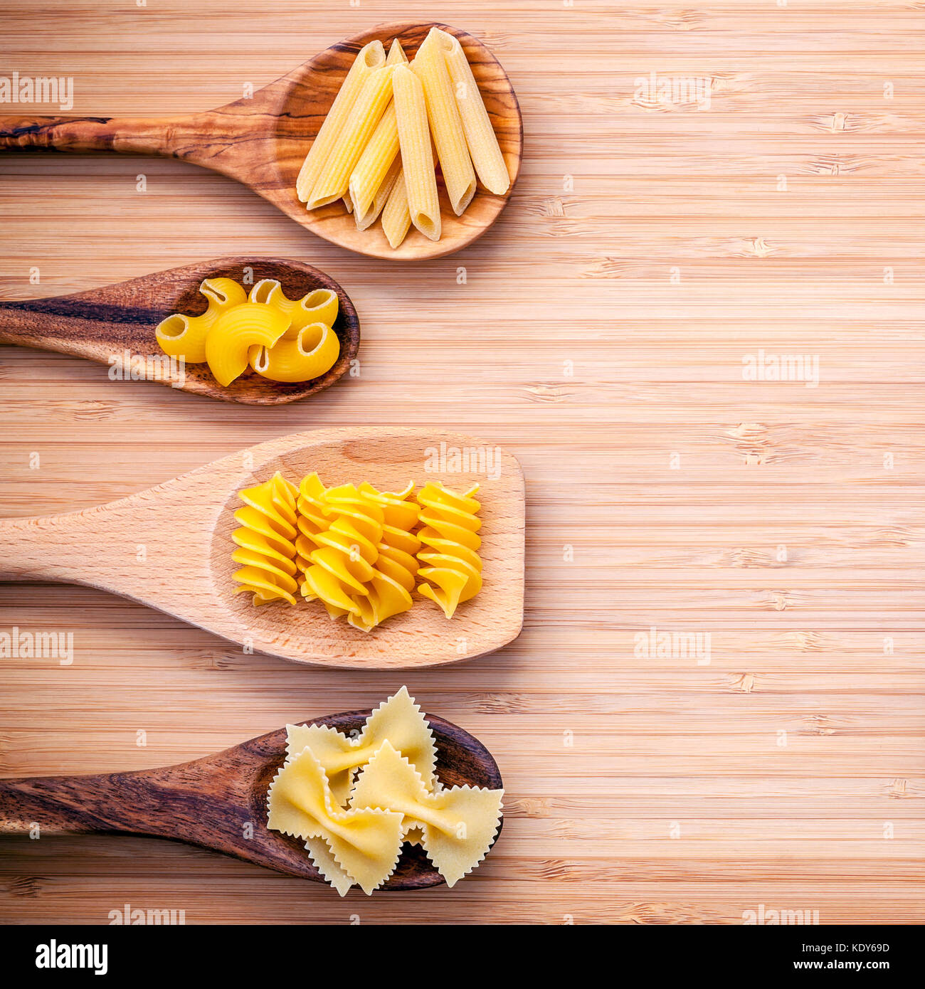 zout Hechting overstroming Italian foods concept and menu design. Various kind of Pasta Elbow Macaroni  ,Farfalle ,Fusilli and Penne in wooden spoons setup on bamboo cutting boa  Stock Photo - Alamy