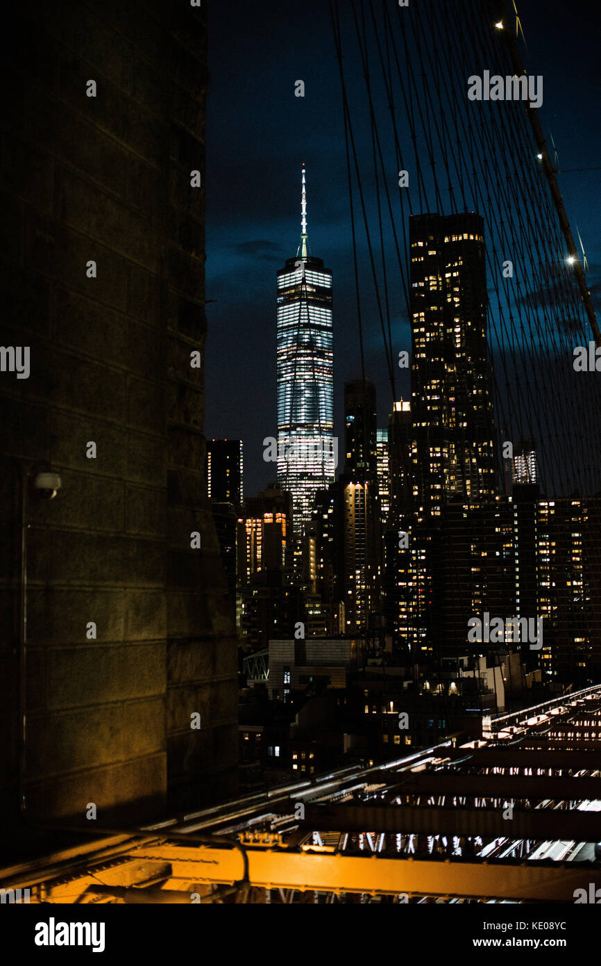 Freedom tower framed by the Brooklyn Bridge Stock Photo Alamy