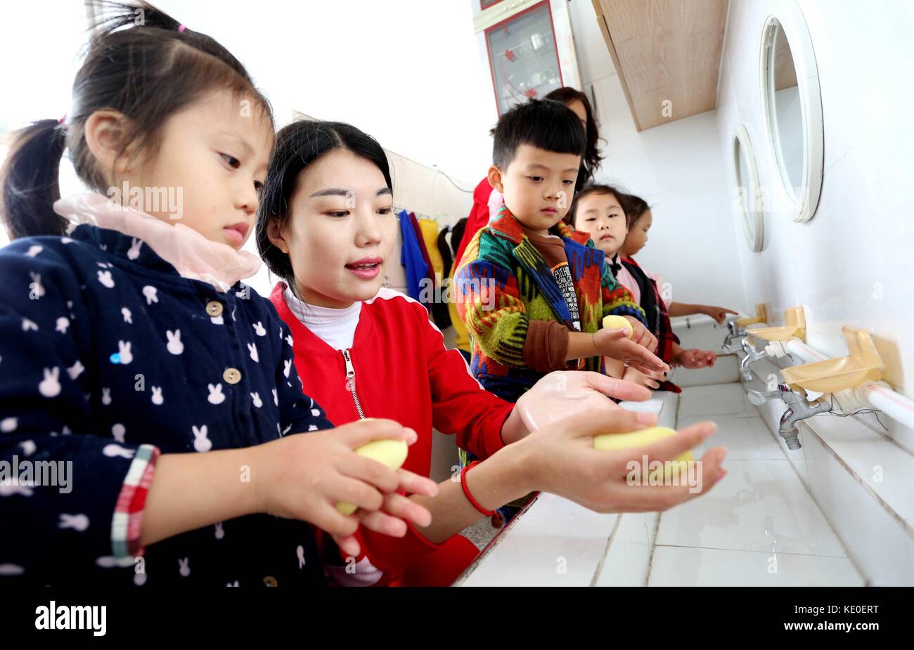 Lianyungang, Lianyungang, China. 17th Oct, 2017. Lianyungang, CHINA-13th October 2017: (EDITORIAL USE ONLY. CHINA OUT).Children learn to wash hands at a kindergarten in Lianyungang, east China's Jiangsu Province, marking the Global Hand-washing Day. Credit: SIPA Asia/ZUMA Wire/Alamy Live News Stock Photo