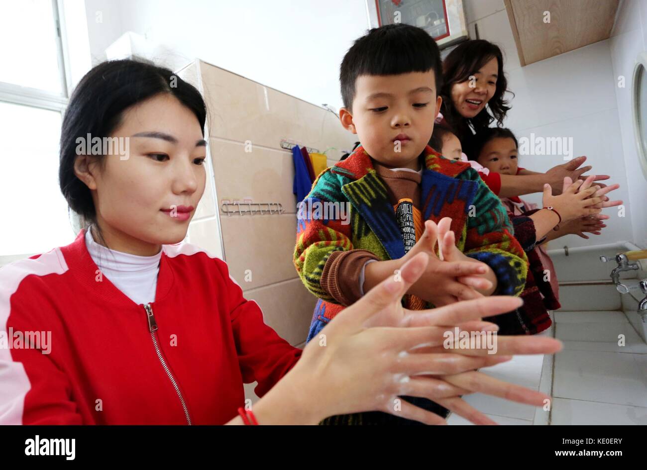 Lianyungang, Lianyungang, China. 17th Oct, 2017. Lianyungang, CHINA-13th October 2017: (EDITORIAL USE ONLY. CHINA OUT).Children learn to wash hands at a kindergarten in Lianyungang, east China's Jiangsu Province, marking the Global Hand-washing Day. Credit: SIPA Asia/ZUMA Wire/Alamy Live News Stock Photo