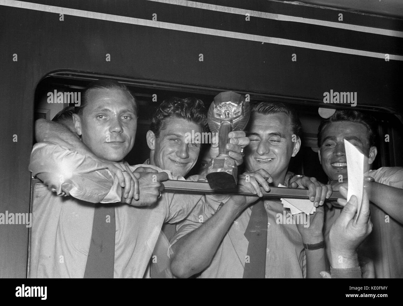 Singen, Germany. 5th July, 2017. ARCHIVE - The players Max Morlock (L-R), Hans Schaefer, Jupp Posipal, Hans Bauer of the German national soccer team show the Jules-Rimet-Cup at the train window at the train station in Singen, Germany, 5 July 2017. The German national soccer team won the world cup in Bern, Switzerland, the previous day. Hans Schaefer will turn 90 years old on the 19th of October 2017. Credit: Richard Kroll/dpa/Alamy Live News Stock Photo