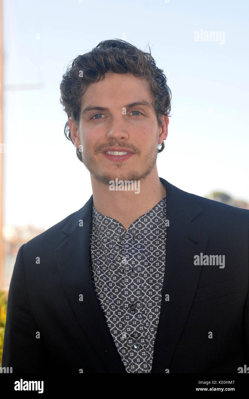 Cannes, France. 16th Oct, 2017. The actor Daniel Sharman posing during ...