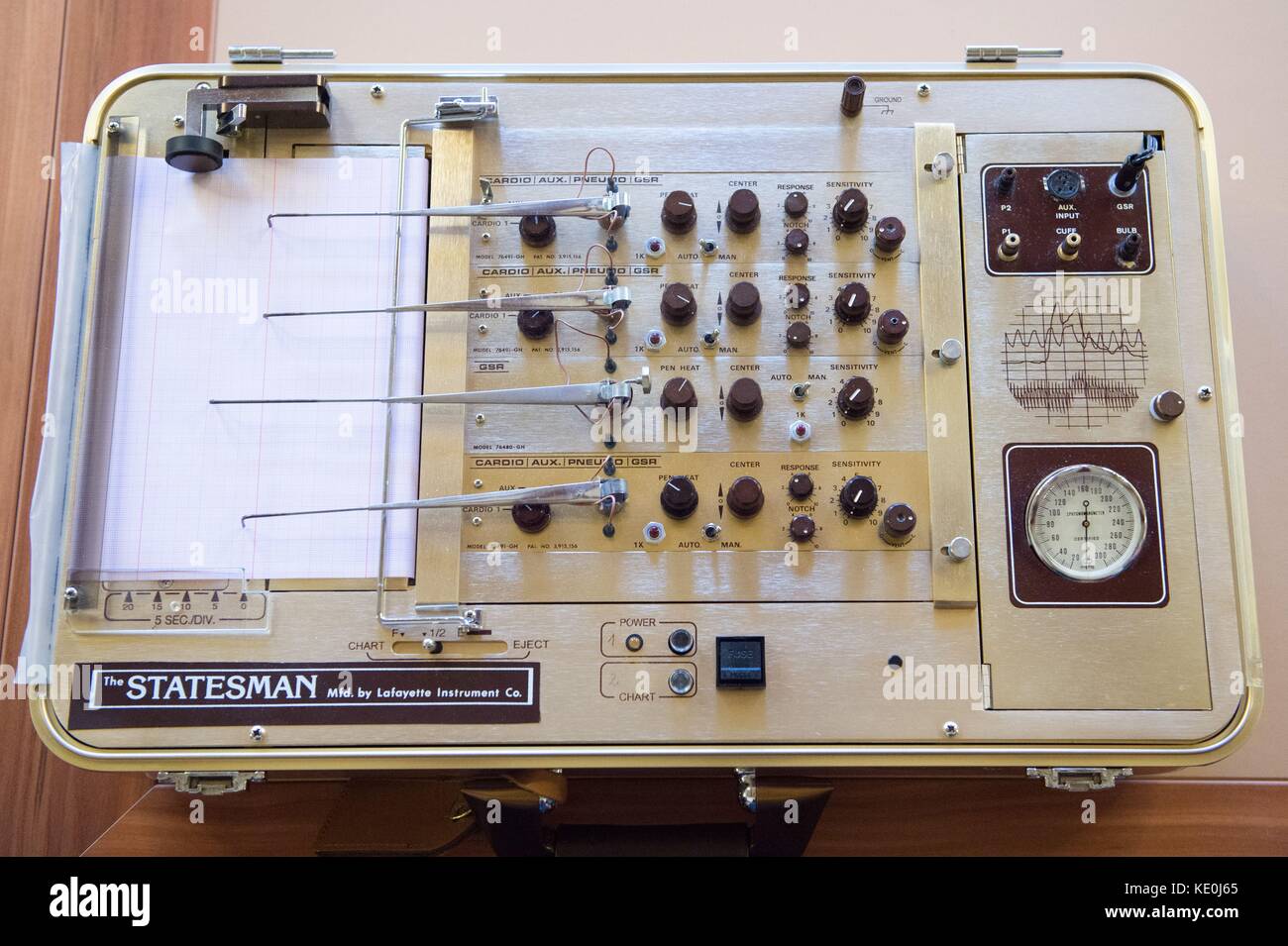 Bautzen, Germany. 17th Oct, 2017. A polygraph can be seen before the start of a trial at the district court in Bautzen, Germany, 17 October 2017. The district court will utilize a polygraph, also called a lie detector, for a trial concerning child abuse. Credit: Sebastian Kahnert/dpa-Zentralbild/dpa/Alamy Live News Stock Photo