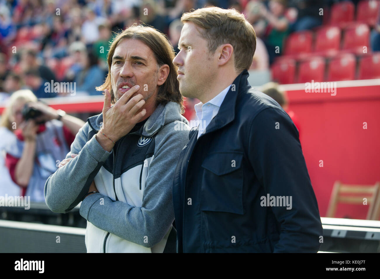 Trainer Martin SCHMIDT (li., WOB) und Olaf REBBE (Sportdirektor, WOB ...