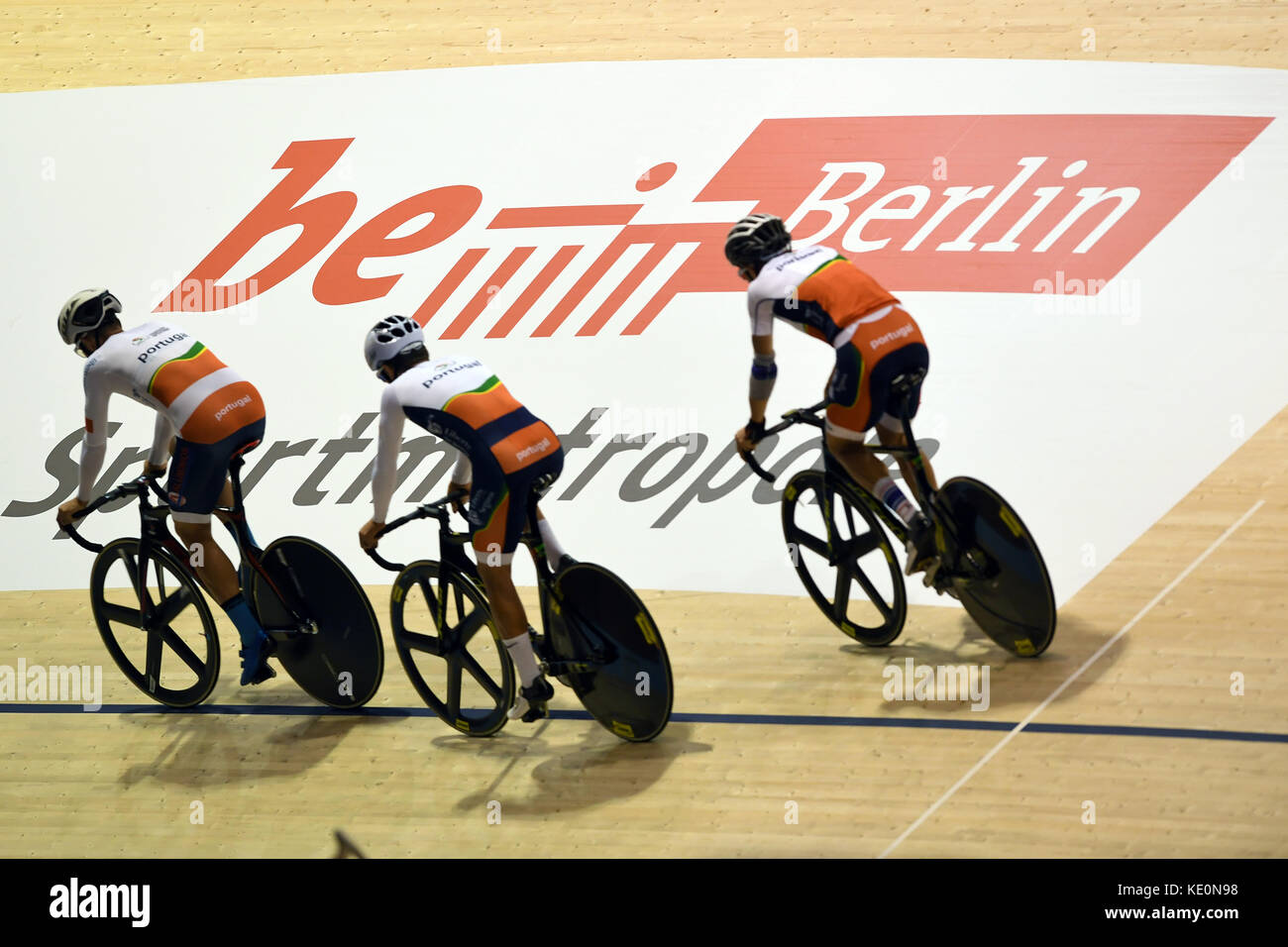 Berlin, Germany. 17th Oct, 2017. Cyclists train for the indoor bike