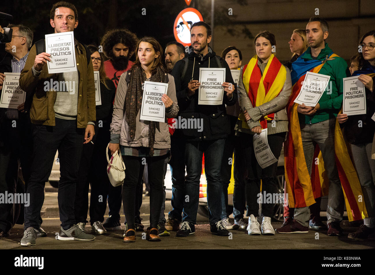 London, UK. 17th October, 2017. Catalans protest outside the Spanish embassy in Belgrave Square against the arrests and jailing yesterday of Jordi Cuixart and Jordi Sànchez, leaders of the Catalan National Assembly (ANC) and independence group Omnium by the Spanish authorities. Spain's High Court has ordered that the pair be held without bail pending an investigation for alleged sedition. Credit: Mark Kerrison/Alamy Live News Stock Photo