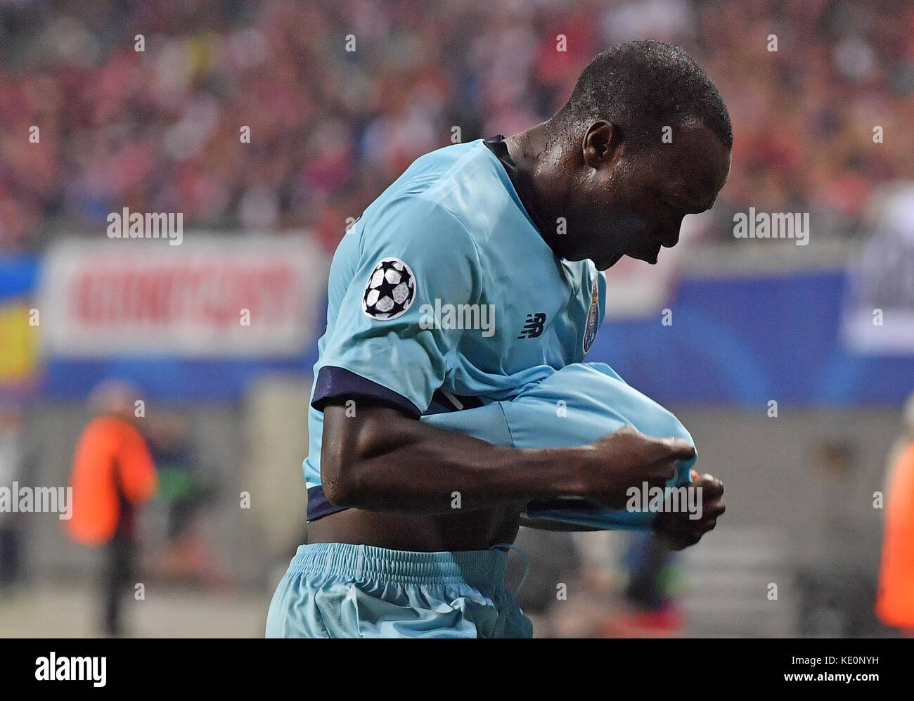 Leipzig, Germany. 17th Oct, 2017. Porto's Vincent Aboubakar celebrates after scoring an equaliser during the Champions League group stages qualification match between RB Leipzig and FC Porto in the Red Bull Arena in Leipzig, Germany, 17 October 2017. Credit: Hendrik Schmidt/dpa-Zentralbild/ZB/dpa/Alamy Live News Stock Photo
