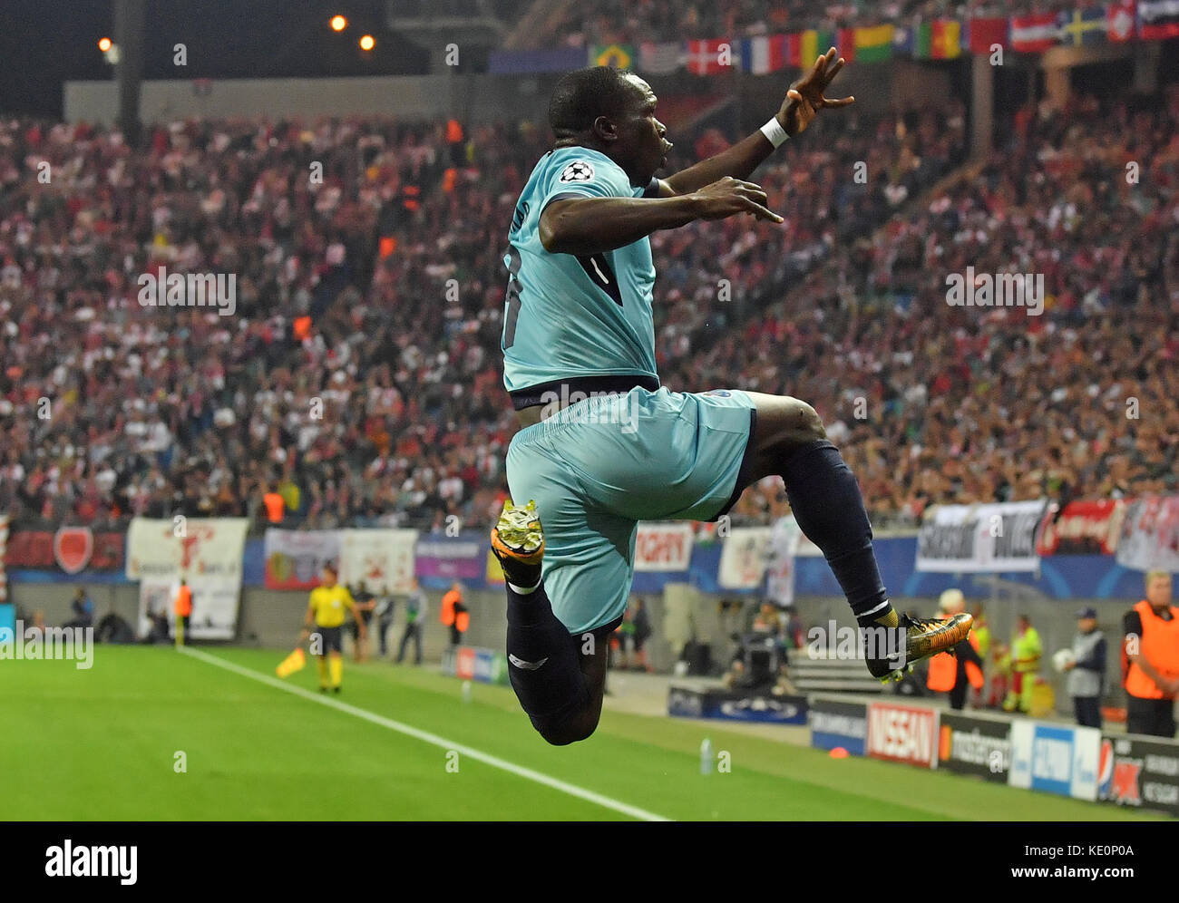 Leipzig, Germany. 17th Oct, 2017. Porto's Vincent Aboubakar celebrates after scoring an equaliser during the Champions League group stages qualification match between RB Leipzig and FC Porto in the Red Bull Arena in Leipzig, Germany, 17 October 2017. Credit: Hendrik Schmidt/dpa-Zentralbild/ZB/dpa/Alamy Live News Stock Photo