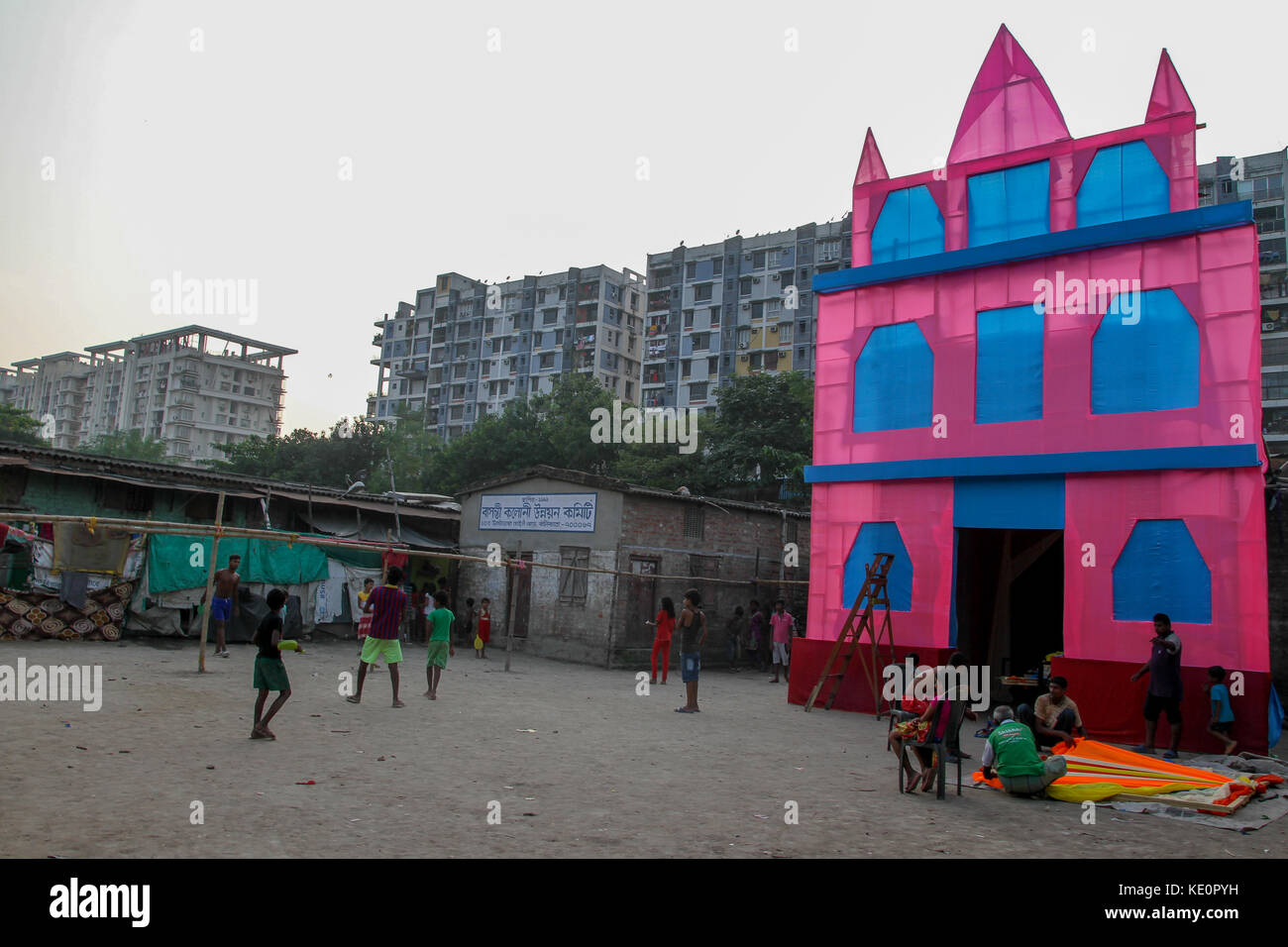 Kolkata, India. 17th Oct, 2017. A pandal of Kali Puja which is organized by the lower middle class society just beside few of the high risers in kolkata. Young kids of the locality playing beside the pandal. Credit: Sagnik Datta/Alamy Live News Stock Photo