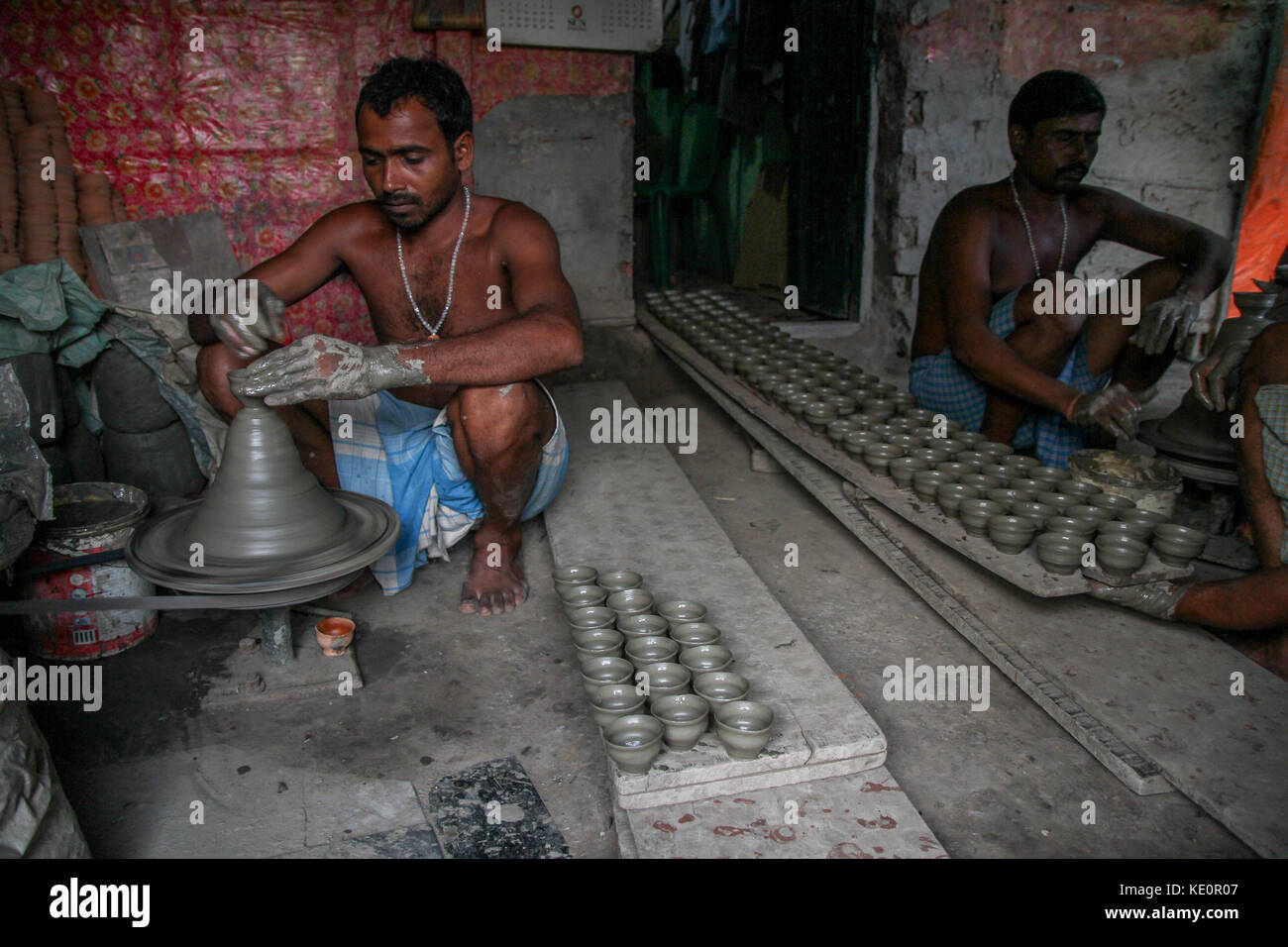 Kolkata, India. 17th Oct, 2017. Potters making clay  pots popularly knows as 'bhar'  which is used to serve Chai (Tea) in local tea shops. Credit: Sagnik Datta/Alamy Live News Stock Photo