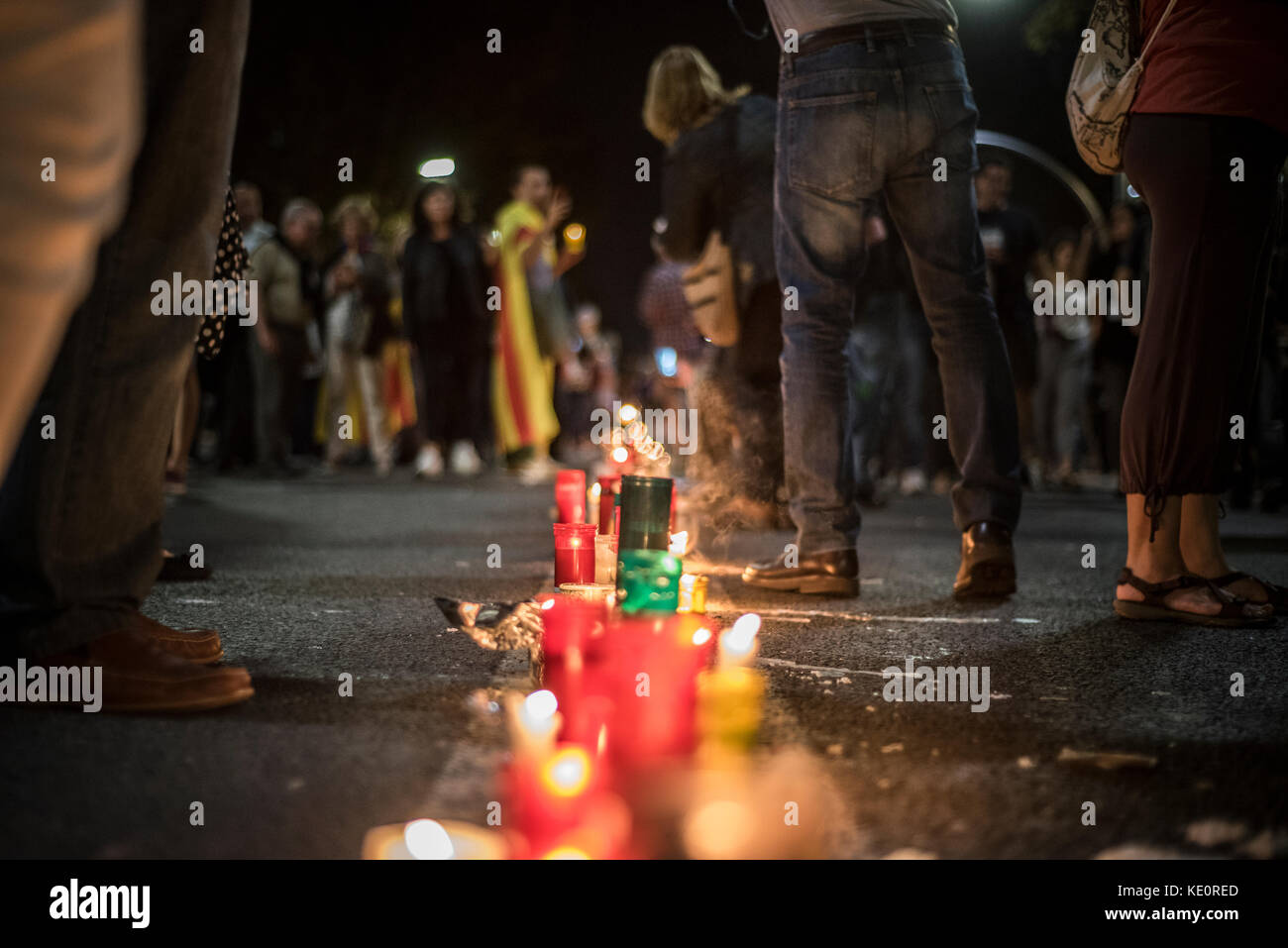 Barcelona, Spain. 17th Oct, 2017. Thousands of people demonstrating in Barcelona against the imprisonment of Jordi Sánchez and Jordi Cuixart, holding candles. Sánchez and Cuixart, leaders of the two main independence organizations, have been sent to unconditional imprisonment for a possible sedition crime. The case starts from the conventions convened by the two organizations against the arrest of members of the Catalan government. Credit: Carles Desfilis / Alamy Live News Stock Photo