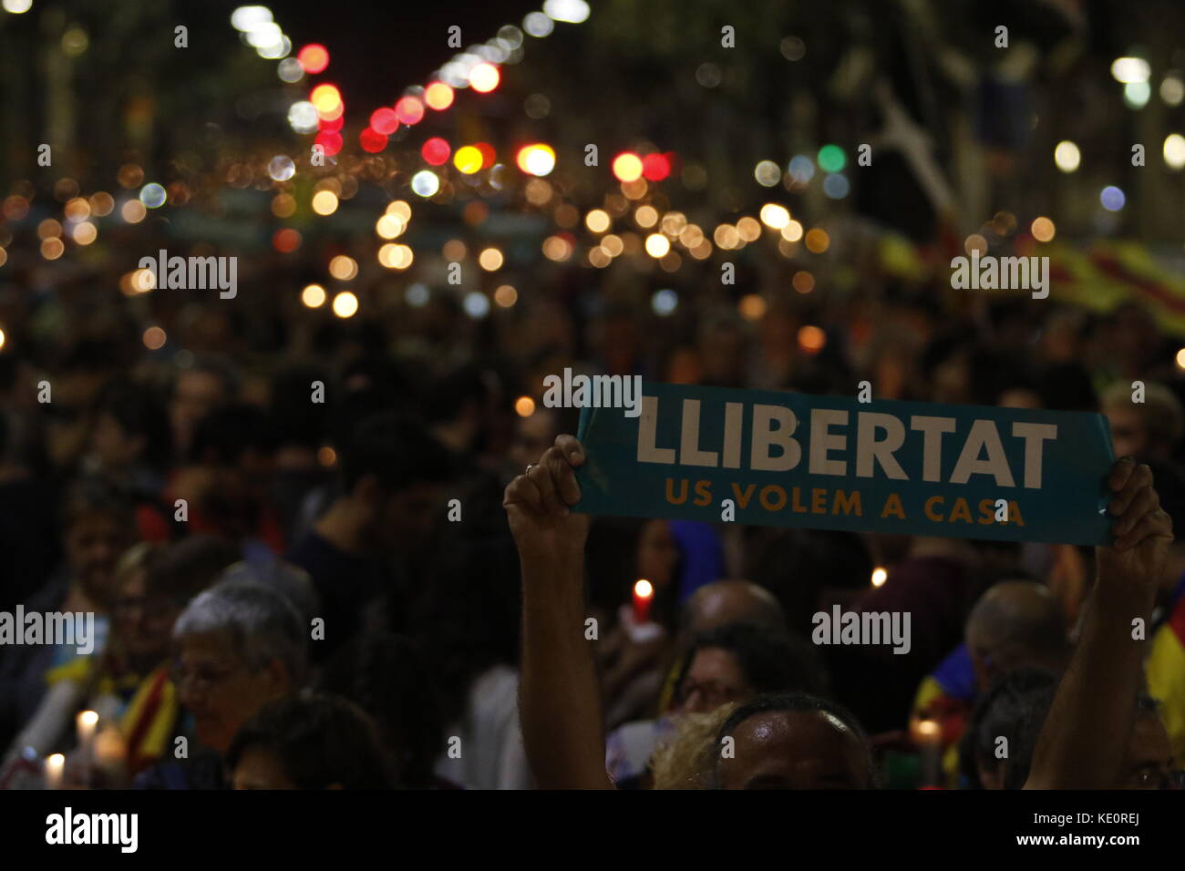 People gather to protest against the National Court's decision to imprison civil society leaders without bail, in Barcelona, Spain, Tuesday, Oct. 17, 2017. Spain's top court also ruled Tuesday that a recent independence referendum in Catalonia was unconstitutional, a day after a Madrid judge provisionally jailed two Catalan independence leaders, Jordi Sanchez and Jordi Cuixart, in a sedition probe. Credit: Gtres Información más Comuniación on line, S.L./Alamy Live News Stock Photo