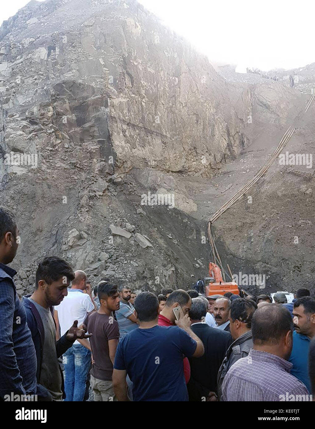 Ankara. 18th Oct, 2017. Rescuers search for one miner trapped inside a ...