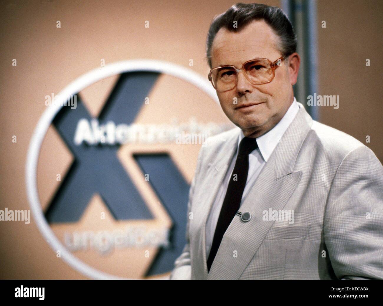 ARCHIVE - Eduard Zimmermann presents an episode of the interactive German TV crime show 'Case Number XY · Unsolved' in a TV studio in Mainz, Germany, 31 August 1986. Photo: Istvan Bajzat/dpa Stock Photo