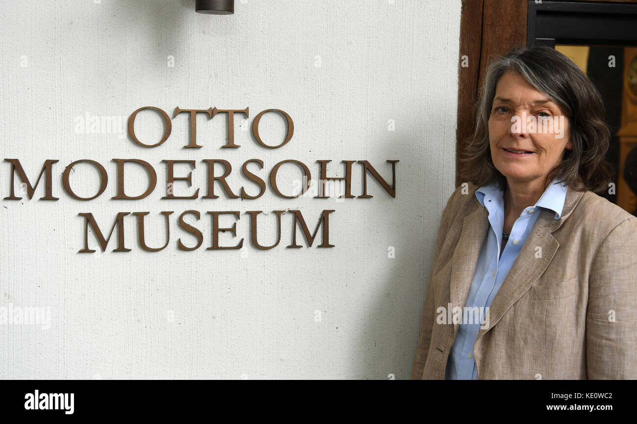 Fischerhude, GErmany. 8th Oct, 2017. Antje Modersohn poses for a portrit in the Otto Modersohn Museum in Fischerhude, GErmany, 8 October 2017. Modersohn is the editor of a newly published volume of letters between Otto and Paula Modersohn. Credit: Carmen Jaspersen/dpa/Alamy Live News Stock Photo