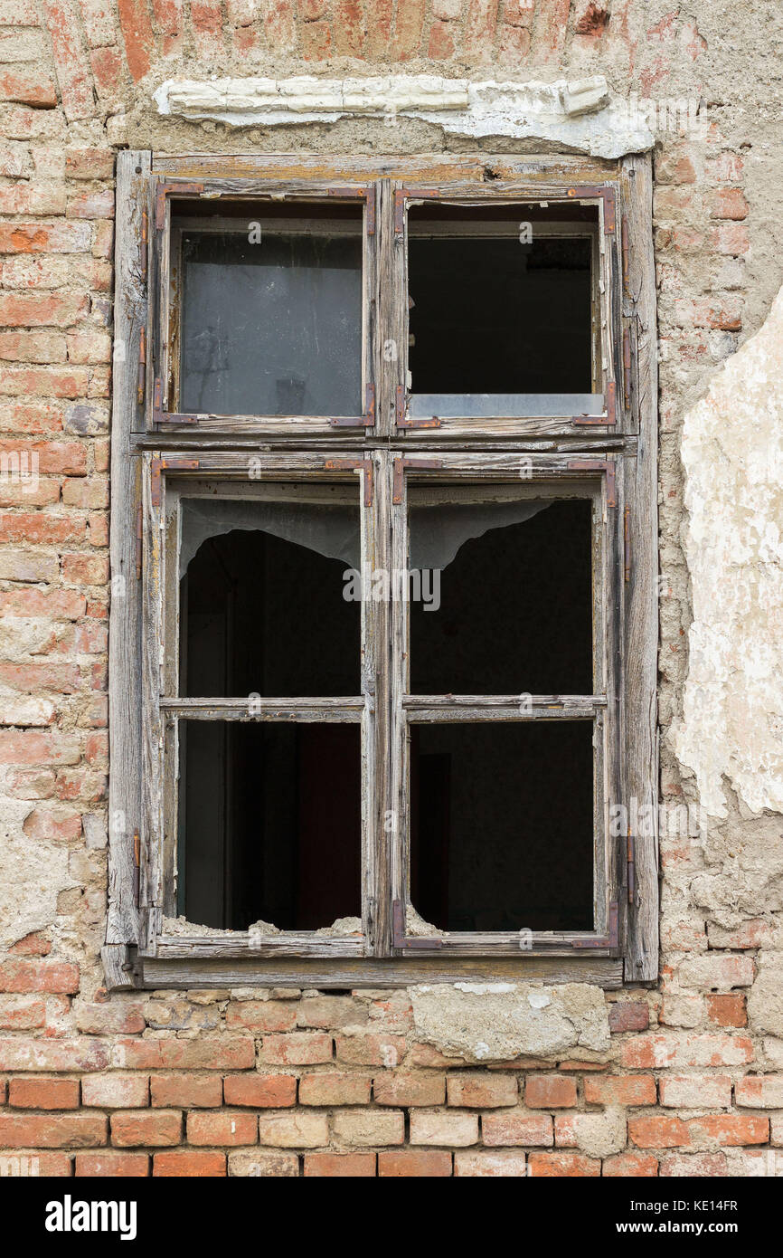 Old broken window on a old abandoned brick wall house Stock Photo - Alamy